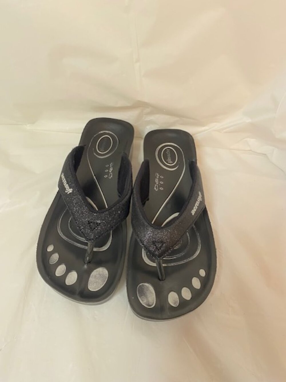 Aerosoft Glitterati Thong  Arch Support Flip Flops in Black, Women's size 7